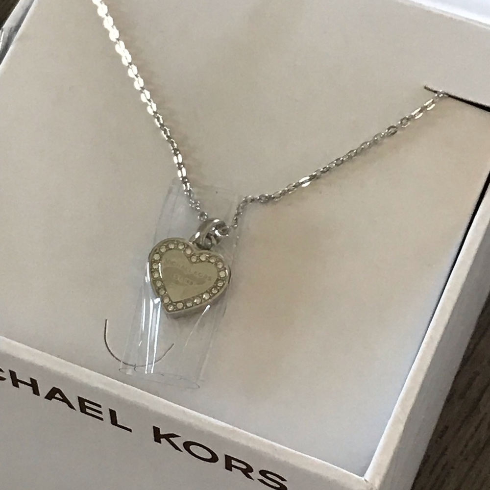 **BNWT Michael Kors Heritage Heart Necklace - Picture 2 of 6